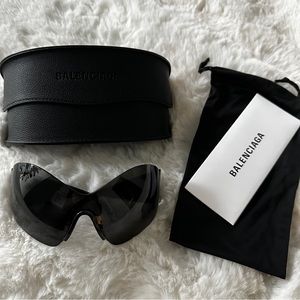 Balenciaga MASK BUTTERFLY SUNGLASSES IN BLACK